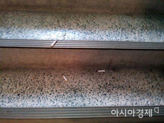 한 아파트 비상계단에 쌓인 담배꽁초.사진=독자제공·한승곤 기자 hsg@asiae.co.kr