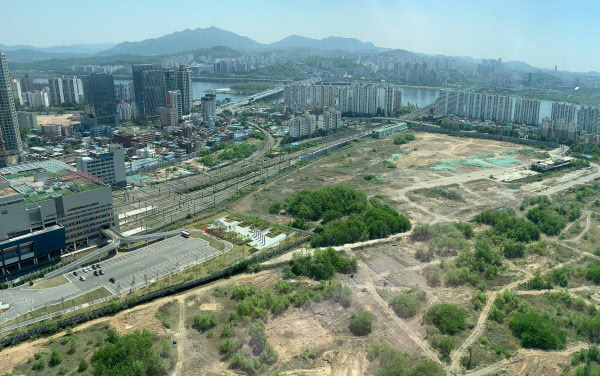 정부가 주택 8000가구와 업무시설, 상업시설을 갖춘 '미니 신도시'로 개발할 용산 정비창 부지의 모습./고운호 기자