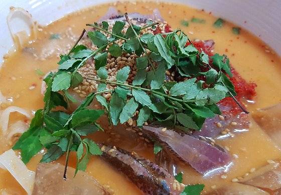 된장자리물회. 물회에 제피 잎을 얹었다. 손민호 기자
