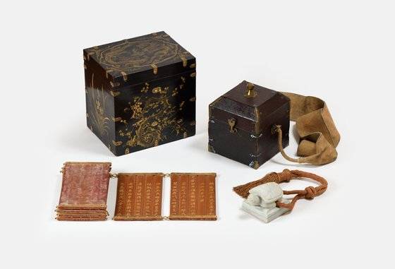 1667년(현종 8) 숙종을 왕세자로 임명할 때 제작한 옥인과 죽책, 죽책을 담은 함이다. 옥인에는 ‘왕세자인王世子印’ 이라 쓰여 있다. 죽책에는 숙종의 뛰어난 성품을 칭찬하고, 향후 왕세자로서 갖추어야할 덕목과 행실에 대한 당부를 적었다. 죽책함은 흑칠을 하고 뚜껑에 용과 구름을, 옆면에 매화, 대나무, 난을 금색 안료로 그렸다. [사진 국립고궁박물관]