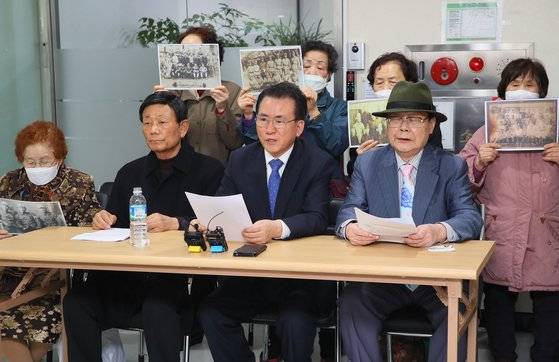 최용상 가자평화인권당 대표(왼쪽 셋째)가 지난 3월 23일 서울 여의도 더불어시민당사 로비에서 비례대표 후보 배제 결정에 반발하며 항의 기자회견을 하고 있다. 연합뉴스