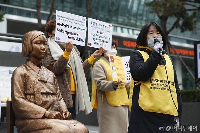 [서울=뉴시스] 박민석 기자 = 일본군 성노예제 문제해결을 위한 제1428차 정기수요시위가 온라인으로 생중계된 26일 오후 서울 종로구 옛 일본대사관 앞에서 윤미향 정의기억연대 이사장이 경과보고를 하고 있다. 한경희 정의기억연대 사무총장은 "코로나19와 같은 감염병 문제로 집회를 온라인으로 진행하는 건 이번이 처음이며, 언제 다시 기존 형식의 집회를 재개할지는 추이를 지켜봐야 한다"고 밝혔다. 2020.02.26.   mspark@newsis.com