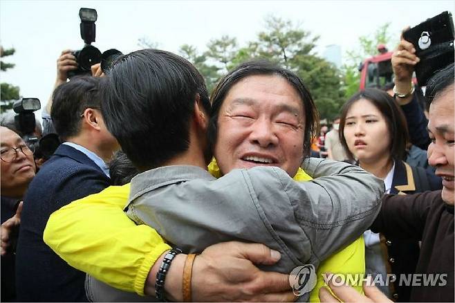 제복지원 사건 진상규명 등을 위한 과거사법 처리를 요구하며 지난 5일부터 국회 의원회관에서 고공 농성을 하던 형제복지원 피해자 최승우씨(오른쪽)가 7일 오후 농성을 풀고 지상으로 내려온 뒤 4.9통일평화재단 안경호 사무국장과 포옹하고 있다. (사진=연합뉴스)