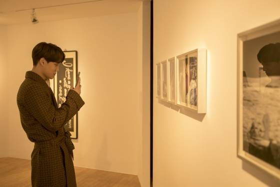 엑소 카이X아이유, 전시회 나들이 근황..패셔너블 그 자체