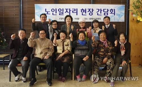 (동해=연합뉴스) 문재인 대통령 부인 김정숙 여사가 2019년 12월 16일 동해시 동해시니어클럽 '행복한 디저트 카페'에서 노인일자리 참여자와 간담회를 한 뒤 기념촬영하고 있다. [청와대 제공. 재판매 및 DB 금지]