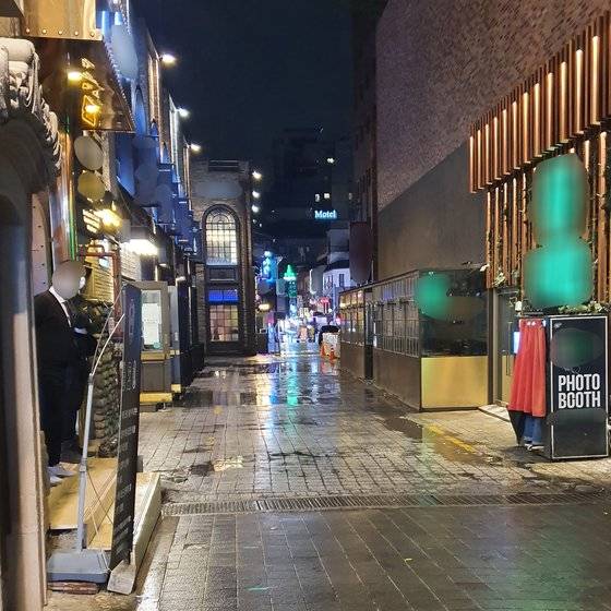 8일 오후 11시50분. 이태원 거리에서 클럽 직원이 텅 빈 길가를 둘러보고 있다. 편광현 기자