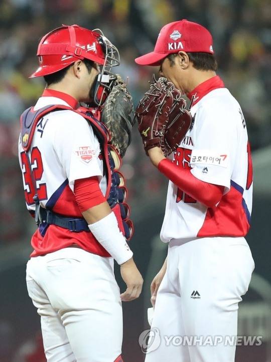 배터리는 야구에서 투수와 포수를 아울러 이르는 말이다. 사진은 2017 한국시리즈 1차전 두산 베어스와 KIA 타이거즈의 경기서 KIA 포수 김민식이 마운드로 올라가 임창용 투수와 이야기하는 모습. [연합뉴스 자료사진]
