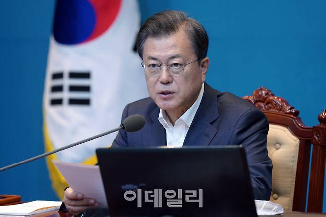 문재인 대통령이 지난 4일 오후 청와대 여민관에서 열린 수석·보좌관 회의에 참석해 발언하고 있다. (사진=뉴시스 제공)