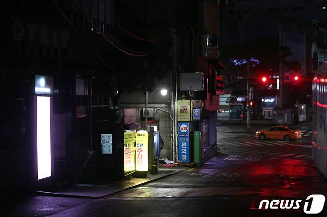 10일 새벽 서울 용산구 이태원 클럽 등 유흥시설 밀집지역이 한산한 모습을 보이고 있다. 서울시는 지난 9일 기자회견을 열고 이태원 클럽 관련 신종 코로나바이러스 감염증(코로나19) 확진자가 무더기로 쏟아지자 모든 유흥시설에 대해 집합금지 명령을 발표했다. 2020.5.10/뉴스1 © News1 황기선 기자