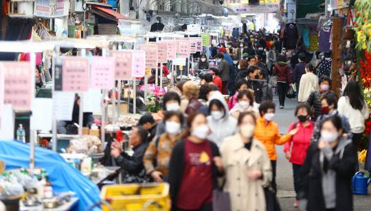 신종 코로나바이러스 감염증(코로나19)이 진정세를 보이는 가운데 23일 오후 대구시 중구 서문시장이 장을 보러온 사람들로 붐비고 있다.   연합뉴스