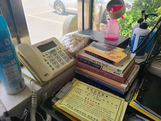 '억울하다'며 스스로 목숨을 끊은 서울 강북구 우이동 한 아파트 경비원이 근무를 하던 경비초소 모습. 과거 그는 주민에게