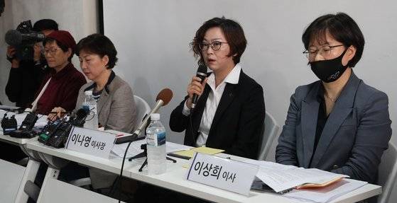 이나영 정의기억연대 이사장이 11일 오전 서울 마포구 인권재단 사람에서 기자회견을 열고 후원금 논란에 대한 입장을 밝히고 있다. 장진영 기자
