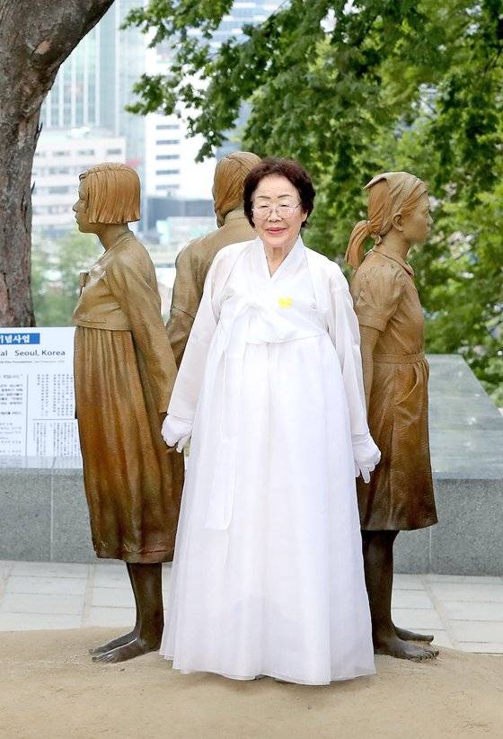 위안부 피해자인 이용수 할머니가 지난해 8월 서울 용산구 남산 서울교육청 교육연구정보원 마당(옛 조선 신궁터) 앞에서 열린 ‘일본군 위안부 피해자 기림비’ 동상 제막식이 끝난 뒤 기념 촬영을 하고 있다. [우상조 기자]