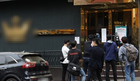 ‘코로나19’ 확진자가 무더기 발생한 서울 용산구 이태원의 한 클럽에 취재진들이 모여 있다.| 연합뉴스