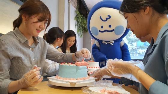 한생대 학생들이 케이크 장식을 직접 하고 있다.