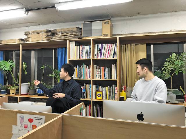 ‘코우너스’의 작업공간에서 조효준, 김대웅 디자이너