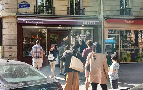 파리 15구의 한 버블티 가게 앞에 손님들이 줄을 서 있다/손진석 특파원