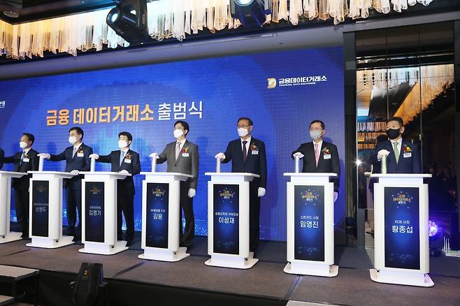 신한카드는 금융위원회 데이터 활용 활성화 정책에 따라 금융보안원이 오픈한 금융데이터거래소에 적극적으로 참여하기로 했다고 12일 밝혔다. 임영진 신한카드 사장 (오른쪽 두 번째)이 지난 11일 진행된 금융데이터거래소 출범식에 참석해 오프닝 세리모니를 진행하고 있다./사진=신한카드