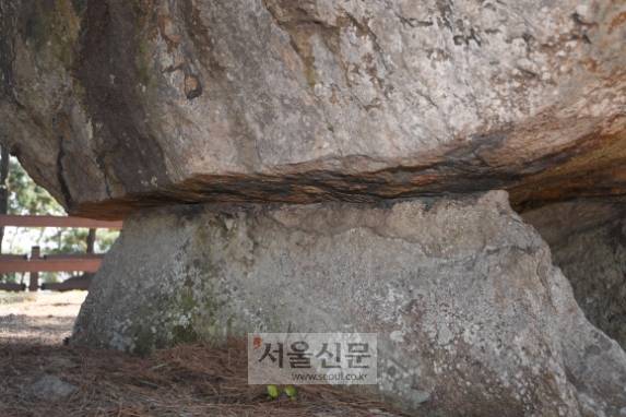 탁자형 고인돌의 덮개돌 모양에 맞추어 받침돌을 깎아 맞추었다. 이러한 기법은 ‘그렝이질’이라 불러 한국 건축기법의 오래된 전통을 이룬다. 오장환 기자 5zzang@seoul.co.kr
