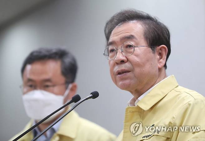 박원순 "클럽 근처 기지국 접속 1만여명 명단 확보…문자 발송" (서울=연합뉴스) 신준희 기자 = 박원순 서울시장이 지난 11일 시청에서 이태원발 코로나19 집단감염 관련 브리핑을 하고 있다. hama@yna.co.kr