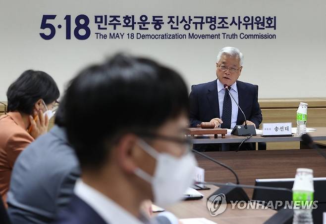 5·18진상조사위 회의 주재하는 송선태 위원장 (서울=연합뉴스) 이지은 기자 = 11일 오후 서울 중구 5·18민주화운동 진상규명조사위원회에서 열린 제10차 전원위원회 회의에서 송선태 위원장이 회의를 주재하고 있다. 조사위는 이날 현판식이 갖고 본격적인 활동에 들어갔다. 2020.5.12 jieunlee@yna.co.kr