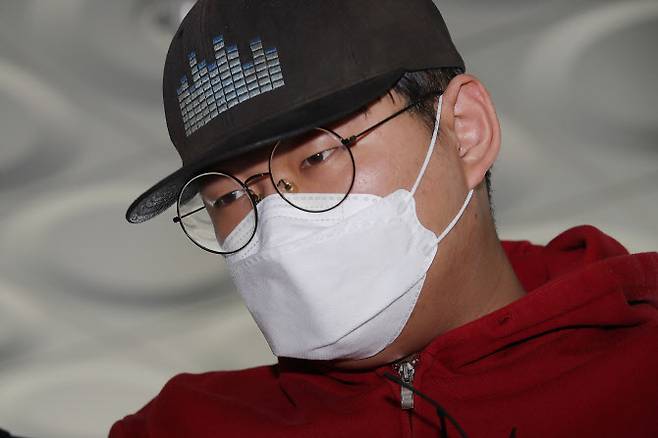 아동·청소년의 성보호에 관한 법률 위반(아동성착취물 제작ㆍ배포 등) 혐의를 받는 텔레그램 ‘n번방’ 운영자 문형욱(25·아이디 갓갓)가 12일 오전 대구지방법원 안동지원에서 열리는 구속 전 피의자 심문(영장실질심사)을 받기 위해 법정으로 향하고 있다. (사진=뉴스1)