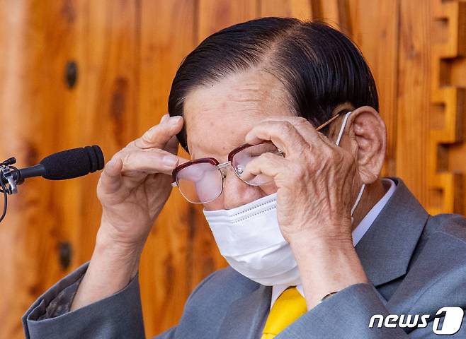 이만희 신천지예수교 증거장막성전 총회장이 경기 가평 신천지 평화의 궁전에서 열린 코로나바이러스 감염증(코로나19) 사태 관련 기자회견 중 안경을 만지고 있다.2020.3.2/뉴스1 © News1 허경 기자