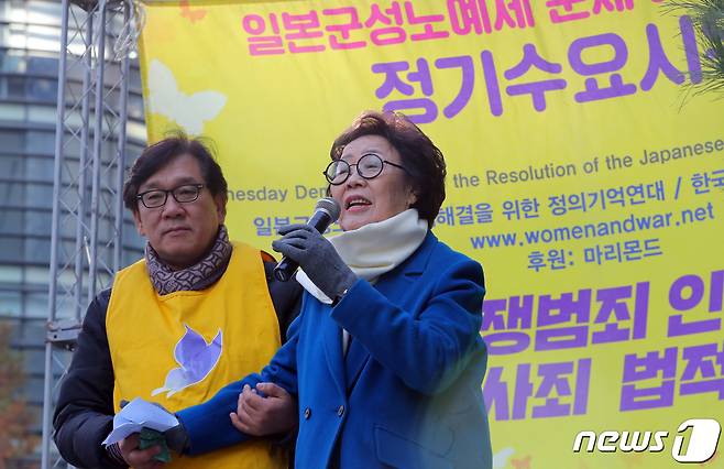 20일 오후 서울 종로구 옛 일본대사관 앞에서 열린 '일본군 성노예제 문제해결을 위한 제1414차 정기 수요시위'에서 일본군 '위안부' 피해자 이용수 할머니(오른쪽)가 발언하고 있다. 2019.11.20/뉴스1 © News1 구윤성 기자