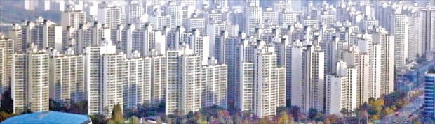 코로나19 확산에 따른 경기 침체 여파와 정부 규제로 서울 부동산 경매시장에 찬바람이 불고 있다. 서울 강남구 아파트 일대. 연합뉴스