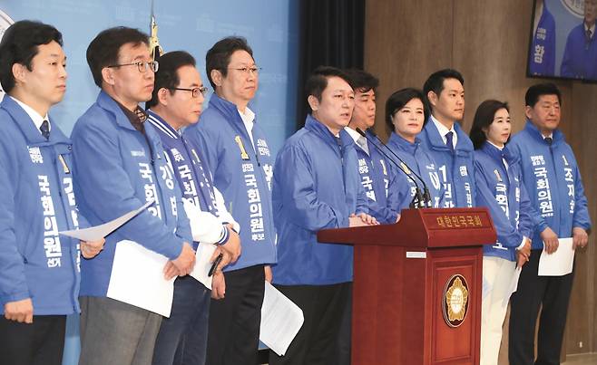 지난 3월 더불어민주당 총선출마자들이 종부세 감면 추진 등 부동산대책 관련 합동기자회견을 연 모습. /사진=뉴스1 김명원 기자