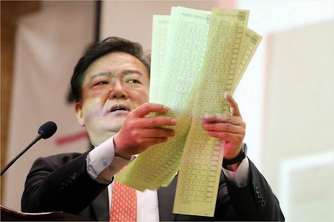 지난 11일 서울 여의도 국회 의원회관에서 열린 4·15총선 의혹 진상규명과 국민주권회복 대회에서 미래통합당 민경욱 의원이 투표관리관의 날인 없이 기표되지 않은채 무더기로 비례투표용지가 발견됐다고 주장하고 있다.(사진=연합뉴스)