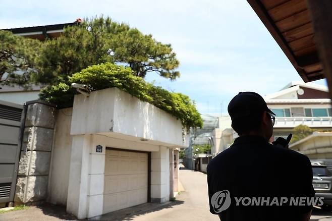 2018년 5월 전두환 전 대통령의 자택 앞 경비 인력 [연합뉴스 자료 사진]