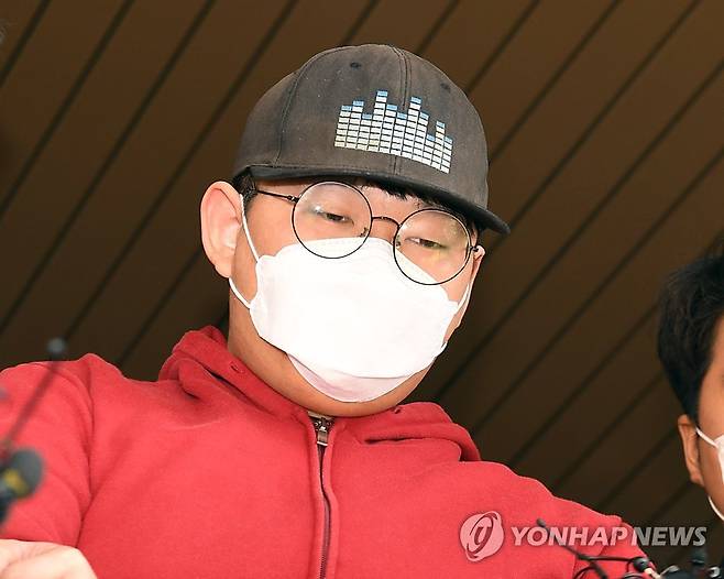 'n번방' 개설자 '갓갓' 문형욱 신상공개 결정 (대구=연합뉴스) 김현태 기자 = 성 착취물을 공유하는 텔레그램 대화방인 'n번방' 최초 개설자(대화명 '갓갓') 문형욱(24)의 신상이 공개됐다.       경북지방경찰청은 13일 아동청소년성보호법 위반 혐의 등으로 전날 구속된 문형욱의 이름과 나이, 얼굴(사진)을 공개했다. 사진은 지난 12일 문형욱이 구속영장실질심사를 받으러 가는 모습. mtkht@yna.co.kr