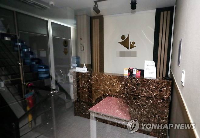 클럽발 코로나19 감염 확산한 인천 모 학원 (인천=연합뉴스) 윤태현 기자 = 서울 이태원 클럽발 신종 코로나바이러스 감염증(코로나19)이 인천지역에 확산하는 가운데 13일 오전 코로나19 확진자가 3명 발생한 인천시 미추홀구 한 학원이 텅 비어 있다. 2020.5.13 tomatoyoon@yna.co.kr