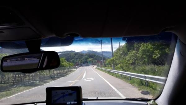 드라이브를 하면서 바깥 시골 풍경을 감상했다.