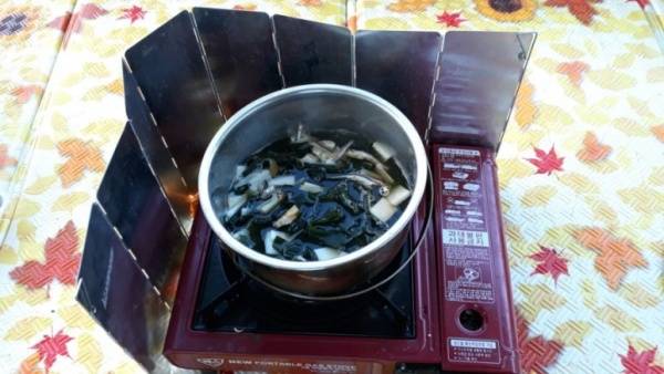 미역국을 끓이고 고기를 구워 남편의 생일상을 차렸다.