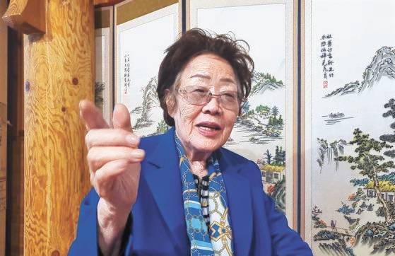 정의기억연대가 기부금을 할머니들에게 쓰지 않았다고 투명성 문제를 제기한 일본군 위안부 피해자 이용수 할머니가 13일 대구 모처에서 월간중앙 기자와 만나 인터뷰했다. 문상덕 월간중앙 기자