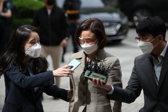 조국 전 법무부 장관의 부인 정경심 동양대 교수가 14일 서울중앙지방법원에서 열린 재판에 출석하고 있다. [뉴스1]