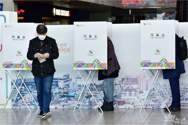 제21대 국회의원선거 사전투표 첫 날인 지난 10일 사전투표소에서 시민들이 투표를 하는 모습.(사진=윤창원 기자/자료사진)