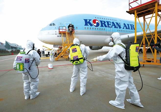 인천국제공항 대한항공 항공기정비고에서 방역업체 직원들이 소독 준비를 하는 모습 ⓒ연합뉴스