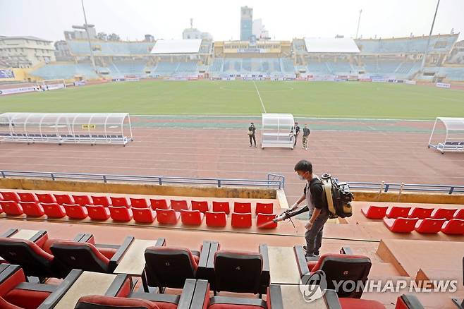 베트남 축구장 코로나19 방역 소독 [EPA=연합뉴스 자료 사진]