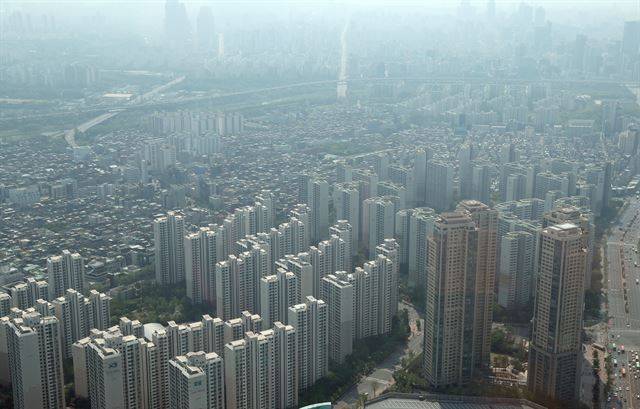 서울 강남권 3구 아파트값이 8년 만에 월간 최대 폭으로 하락했다는 부동산 114의 조사가 나온 이달 1일 오후 서울 송파구 아파트들이 미세먼지로 뿌옇게 보인다. 연합뉴스
