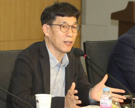 진중권 전 동양대 교수가 15일 오전 서울 여의도 국회 의원회관에서 열린 제21대 총선을 말하다! 길 잃은 보수정치, 해법은 무엇인가? 토론회에 참석해 주제 발표를 하고 있다. 뉴시스