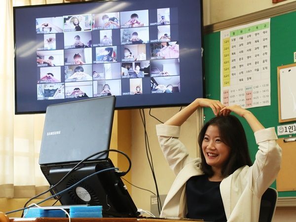 스승의 날을 하루 앞둔 14일 오전 경기도 성남시 운중중학교에서 학생들이 온라인 쌍방향 수업을 하며 교사에게 손으로 하트를 만들어 보여주고 있다. (사진=연합뉴스)