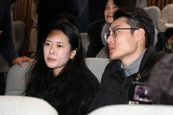 고(故) 김민식 군 어머니 박초희 씨와 아버지 김태양 씨가 지난해 12월10일 서울 여의도 국회의사당 본회의장을 찾아 민식이법 통과를 지켜보고 있다. ⓒ 시사저널 박은숙