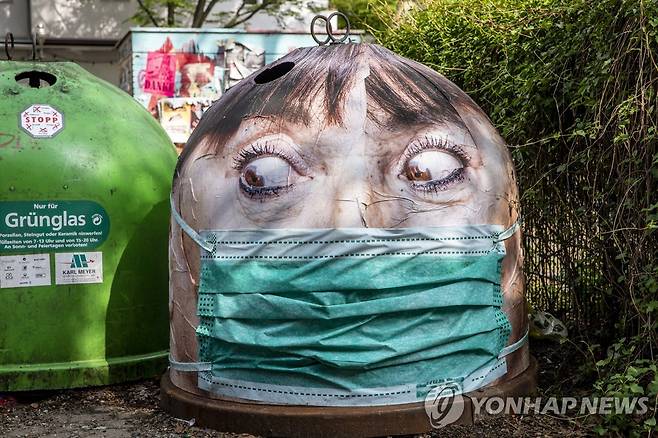 베를린에서 재활용 쓰레기통에 씌워진 대형 마스크[EPA=연합뉴스]