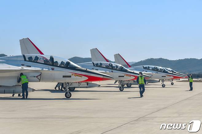 공군 제1전투비행단 정비사들이 기지에서 비행 전 T-50 항공기 최종기회점검을 진행하고 있다.(공군 제1전투비행단 제공) 2020.3.11/뉴스1