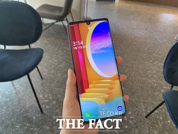 LG전자의 매스프리미엄 신제품 'LG 벨벳'은 스마트폰 사용자들이 많이 사용하는 기능에 최적화한 맞춤형 기능을 대거 탑재해 사용 편의성을 끌어올렸다. /최수진 기자