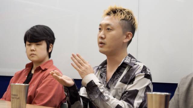 황호찬(오른쪽) 샌드박스네트워크 버추얼팀 팀장이 마인크래프트 청와대 맵 제작과정에 대해 설명하고 있다. /오지현기자