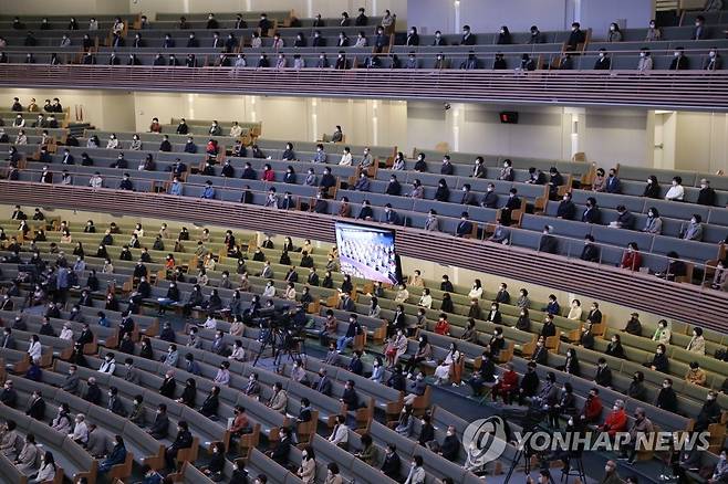 '사회적 거리두기' 지키며 예배 [연합뉴스 자료사진]